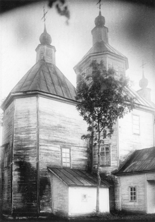 Церковь Михаила Архангела, Коровинцы (Роменский район, Украина, Сумская область). архивная фотография, Фрагмент северного фасада и апсида. Фотография из личного альбома С.А. Таранушенко, 1929 г. Адрес хранения: Институт рукописи Национальной библиотеки Украины имени В.И. Вернадского