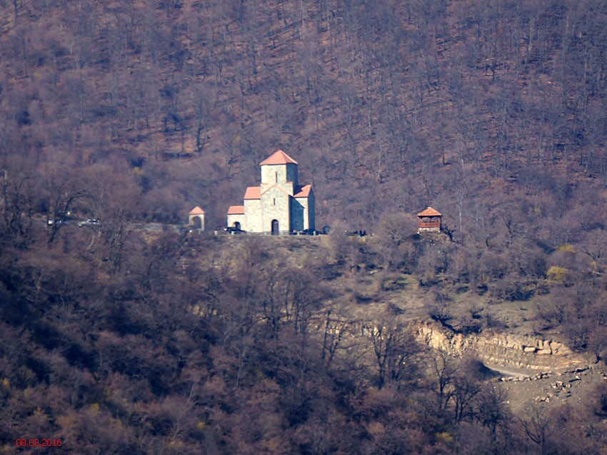 Дгнали. Георгия Победоносца церковь. общий вид в ландшафте