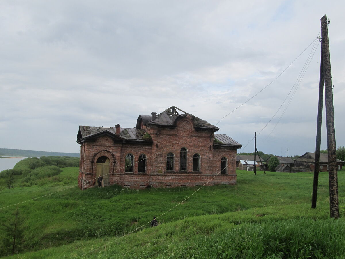 Церковь Сретения Господня (новая), Сояла (Пинежский район, Архангельская область). общий вид в ландшафте, Процесс разрушения продолжается....
