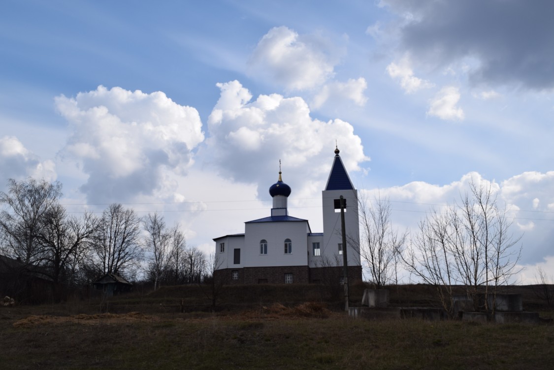 Верхние Марки. Церковь Благовещения Пресвятой Богородицы. общий вид в ландшафте