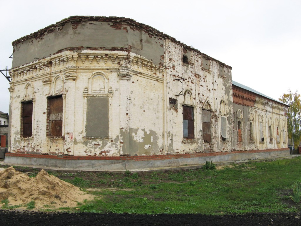 Собор Троицы Живоначальной, Ардатов (Ардатовский район, Республика Мордовия). фасады, Перестроенное здание собора. На переднем плане бывшая апсида храма.