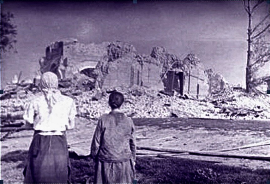 Церковь Космы и Дамиана, Короськово (Кромской район, Орловская область). архивная фотография, Жители Короськово у руин взорванной немцами церкви. Фото 1943 г. Частная коллекция