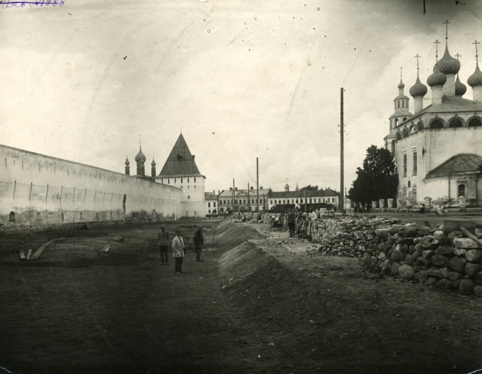 Ярославль. Церковь Рождества Пресвятой Богородицы. архивная фотография, Стена Спасо-Преображенского монастыря и церковь Рождества Богородицы