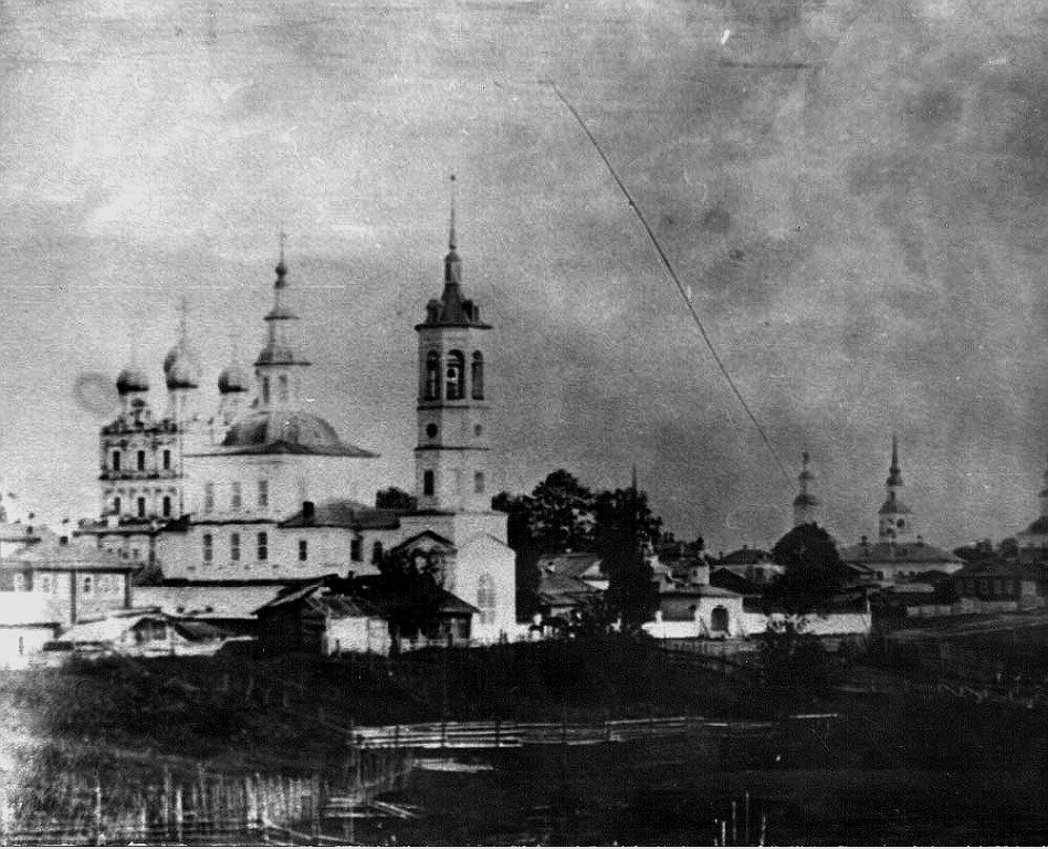 Церковь Бориса и Глеба, Сольвычегодск (Котласский район и г. Котлас, Архангельская область). архивная фотография, Богисоглебская церковь на переднем плане, вид с северо-запада. Фотография начала 20 века из фондов Сольвычегодского краеведческого музея, с сайта http://kotlaslib.aonb.ru/rai-pam-lost-solvych-borisogleb.html