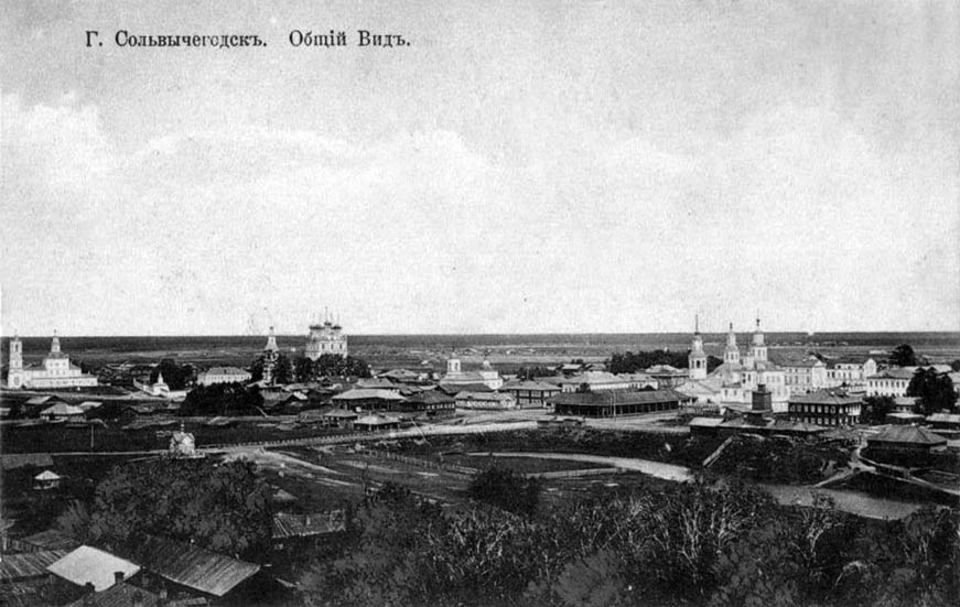 Церковь Бориса и Глеба, Сольвычегодск (Котласский район и г. Котлас, Архангельская область). архивная фотография, Богисоглебская церковь слева. Фотография сделана с колокольни Благовещенского собора. Почтовая открытка начала 20 века из частного собрания.