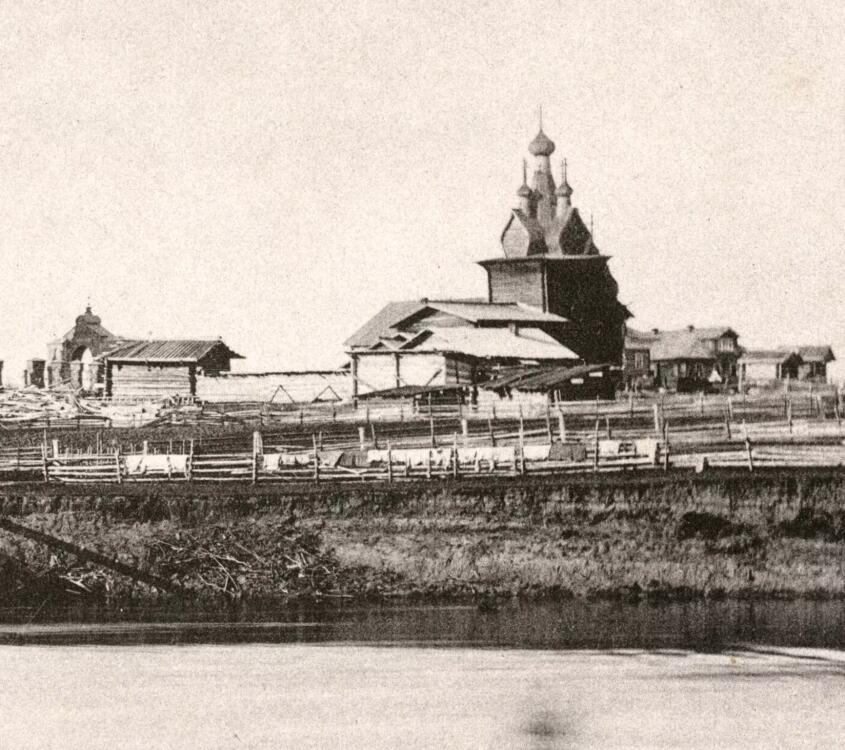 Церковь Лазаря Четырехдневного (старая Николая Чудотворца), Сура (Пинежский район, Архангельская область). архивная фотография, Вид на храм с юго-запада, на историческом месте. Фрагмент фотографии П.П. Шаумана, с сайта pastvu.com