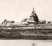 Церковь Лазаря Четырехдневного (старая Николая Чудотворца), Вид на храм с юго-запада, на историческом месте. Фрагмент фотографии П.П. Шаумана, с сайта pastvu.com<br>, Сура, Пинежский район, Архангельская область