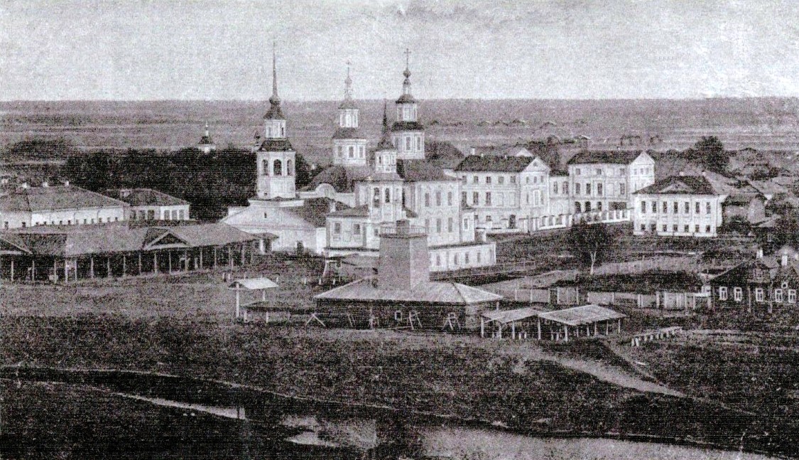Церковь Воскресения Христова, Сольвычегодск (Котласский район и г. Котлас, Архангельская область). архивная фотография, Вид на Воскресенскую и Крестовоздвиженскую церкви с колокольни Благовещенского собора. Фотография конца 19 века, источник: https://vk.com/im?sel=263040942&z=photo-12288779_456239113%2Fmail156427 