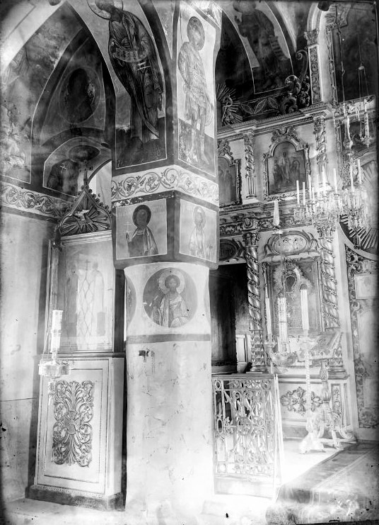 Гостинопольский Никольский монастырь. Церковь Николая Чудотворца, Волхов, посёлок (Волховский район, Ленинградская область). архивная фотография, Часть иконостаса и пилон. Фото 1920-1930 гг. Буниатова Н. Г. из фондов ГНИМА им. Щусева. (https://goskatalog.ru/portal/#/collections?id=38899818)