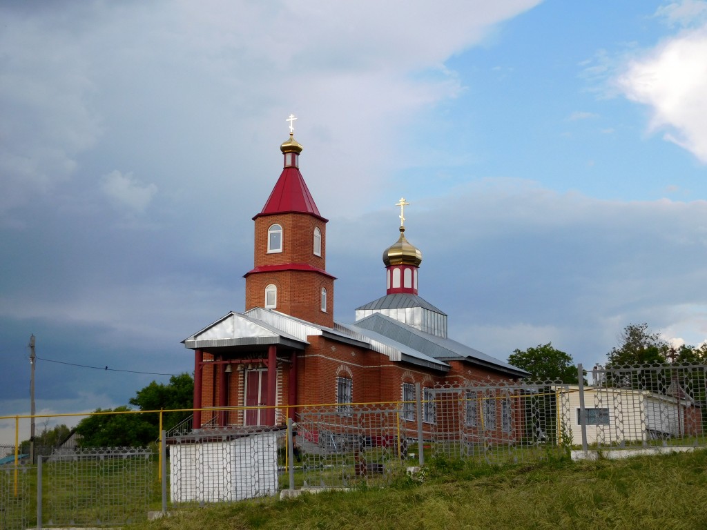 Борискино-Игар. Церковь Космы и Дамиана. общий вид в ландшафте, Вид на Церковную горку с сельской дороги