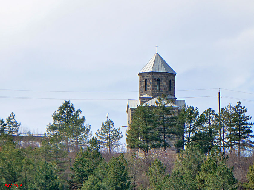 Асурети. Церковь Троицы Живоначальной. общий вид в ландшафте