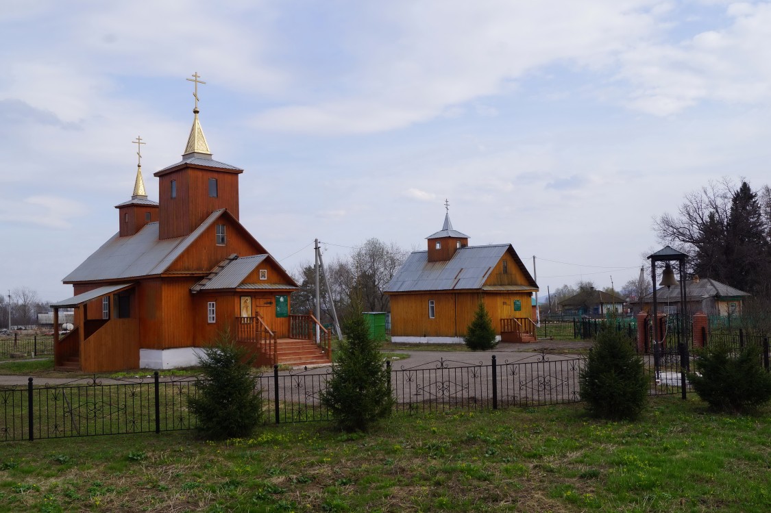 Ауструм. Церковь Спаса Нерукотворного. общий вид в ландшафте