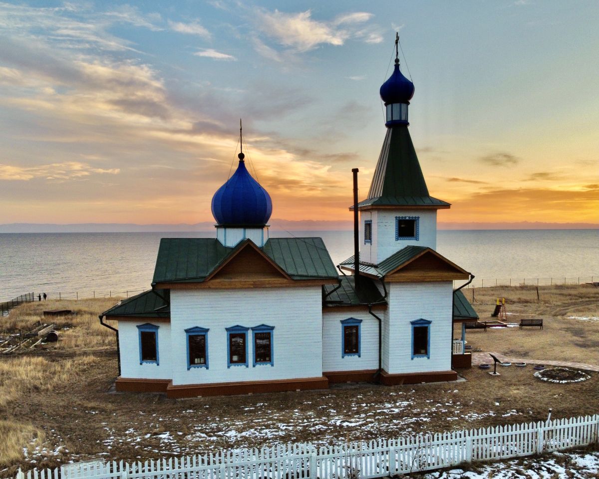 Церковь Николая Чудотворца, Большое Голоустное (Иркутский район, Иркутская область). фасады, Вид на Байкал