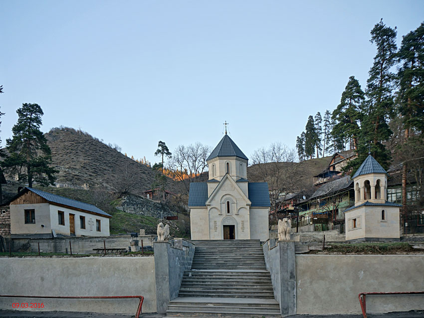 Цагвери. Церковь Георгия Победоносца. общий вид в ландшафте