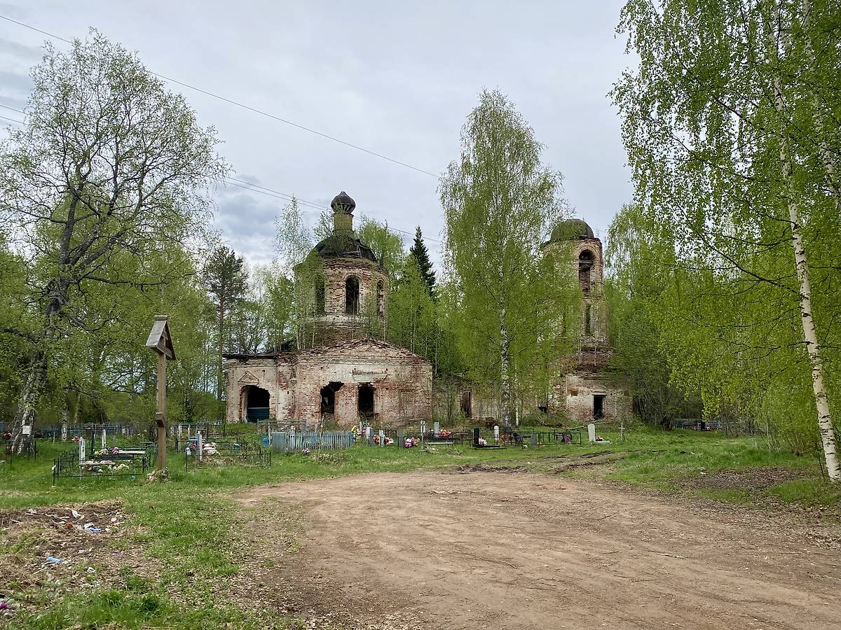 Подъезд к церкви с севера, общий вид в ландшафте. Церковь Вознесения Господня, Евдский Погост (Красноборский район, Архангельская область)