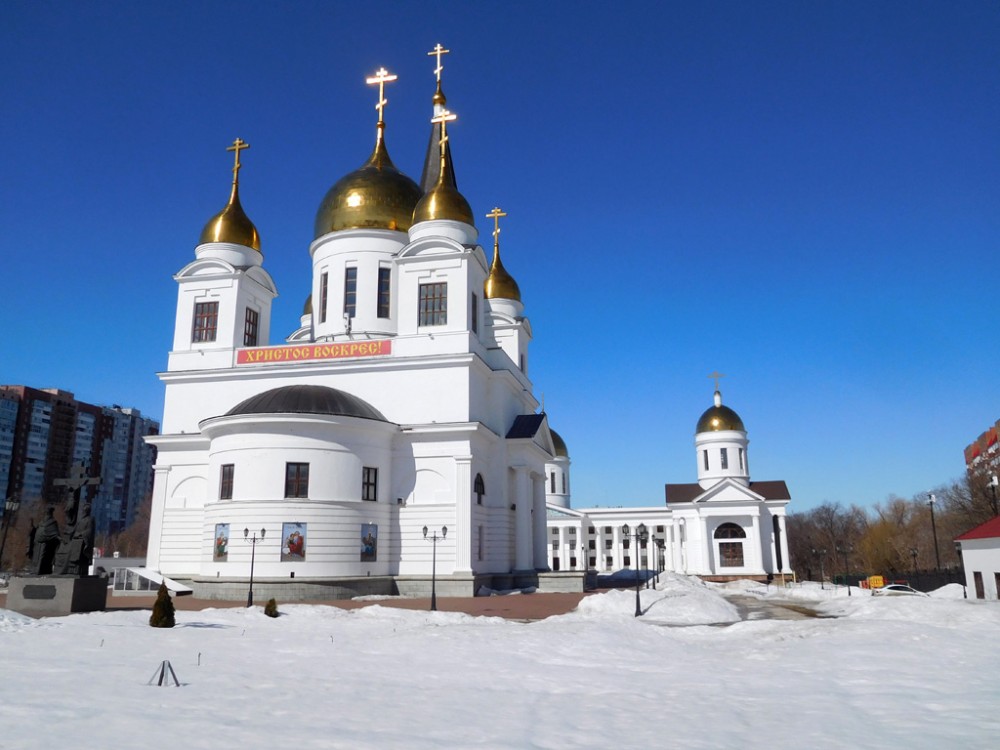 Самара. Церковь Владимира равноапостольного на Барбошиной поляне. общий вид в ландшафте, Собор Кирилла и Мефодия и церковь Владимира равноапостольного