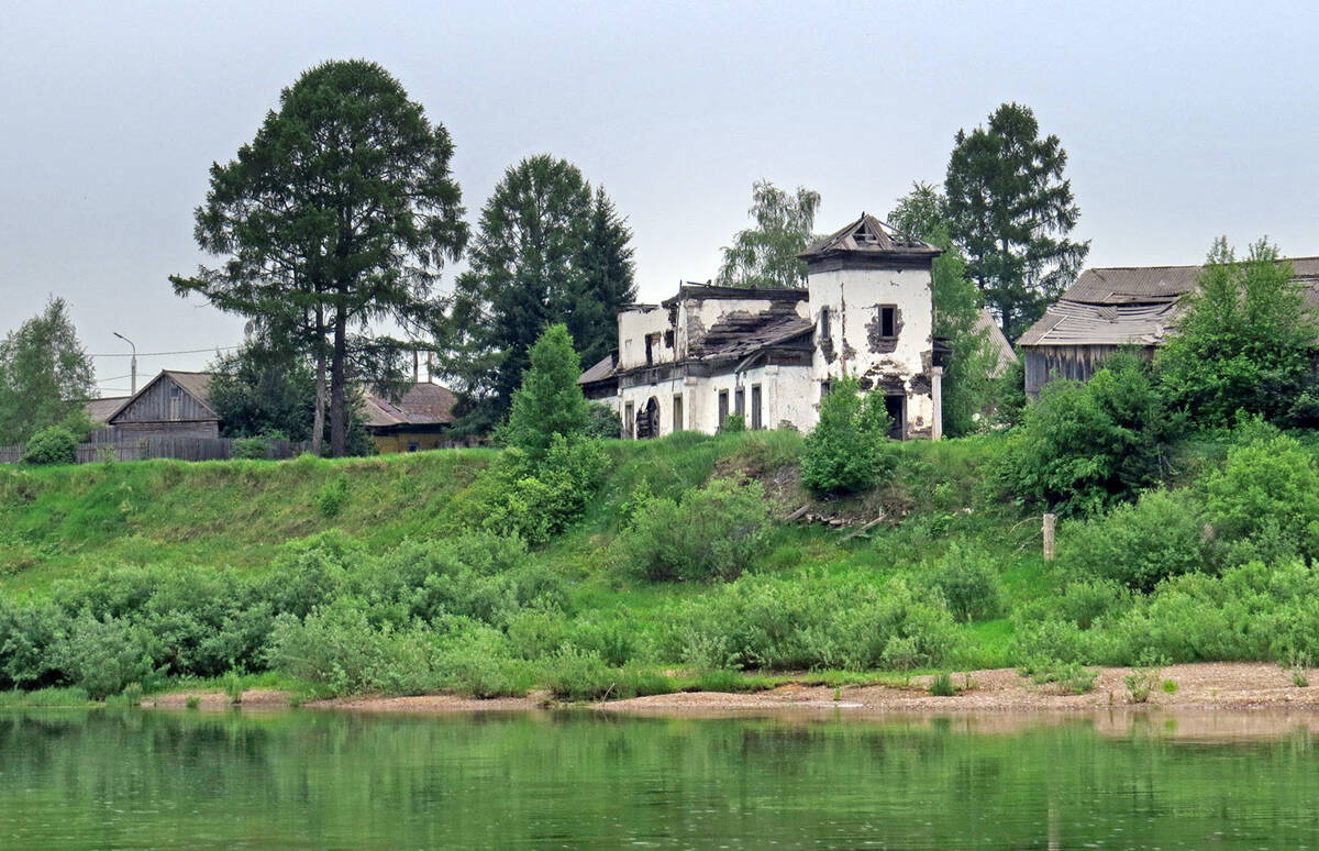 Церковь Илии Пророка (новая), Макарово (Киренский район, Иркутская область). общий вид в ландшафте, с Лены
