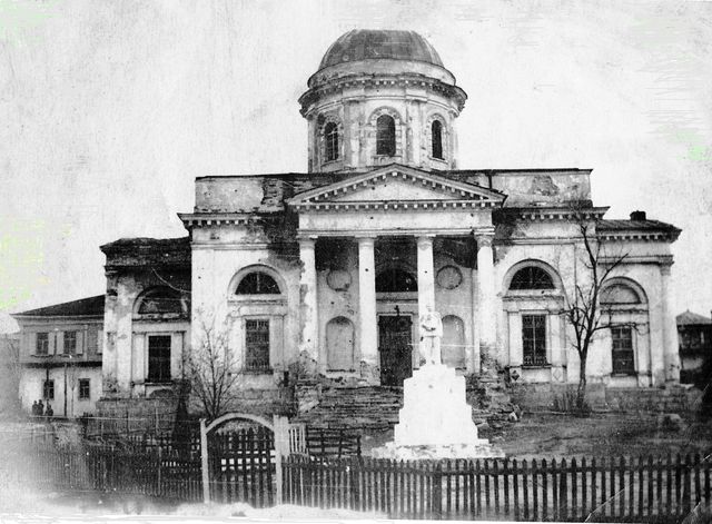 Церковь Николая Чудотворца в станице Цимлянской, Цимлянская (акватория Цимлянского водохранилища) (Цимлянский район, Ростовская область). архивная фотография, перед храмом памятник Сталину
