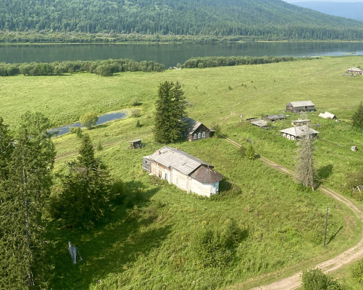 Церковь Спаса Нерукотворного Образа, Орлинга (Усть-Кутский район, Иркутская область). фасады, Вид на речку Лену