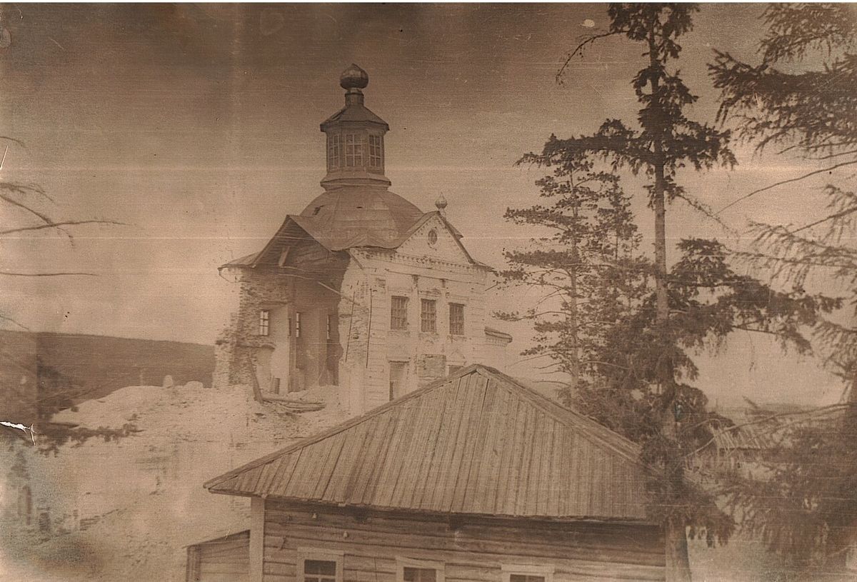 Из фондов Киренского историко-краеведческого музея (с сайта goscatalog.ru, №42984987), архивная фотография. Церковь Спаса Нерукотворного Образа, Петропавловское (Киренский район, Иркутская область)