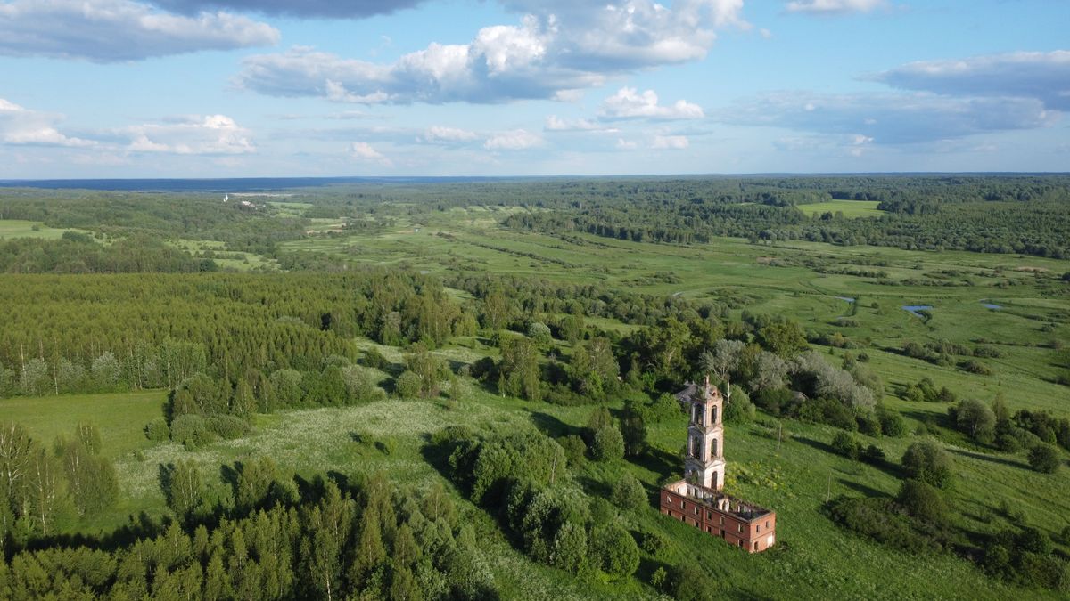 Вид от Спас-Хрипели на Домнино, общий вид в ландшафте. Церковь Преображения Господня, Спас-Хрипели (Сусанинский район, Костромская область)