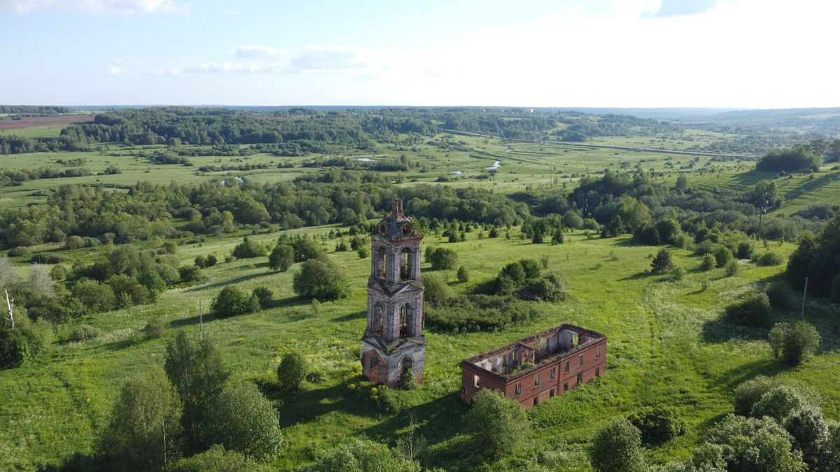 Вид от Спас-Хрипели на Сусанино, общий вид в ландшафте. Церковь Преображения Господня, Спас-Хрипели (Сусанинский район, Костромская область)