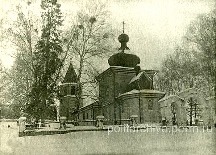 Сыра. Церковь Троицы Живоначальной (деревянная). архивная фотография, фото с https://www.permgani.ru/index.php?page=zhivem-li-dlya-gospoda-zhivem