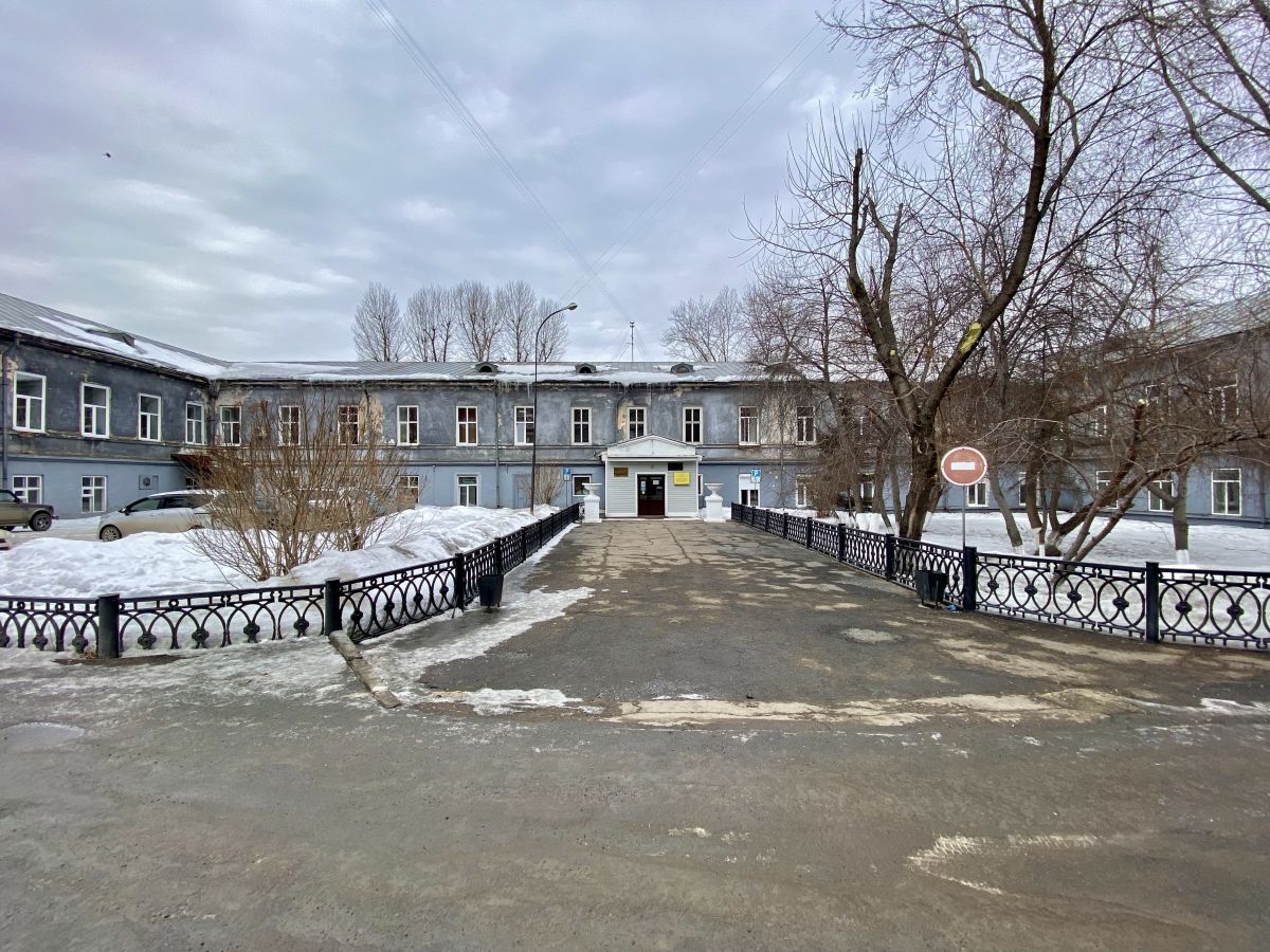 Домовая церковь Сошествия Святого Духа при бывшей Духовной семинарии, Иркутск (Иркутск, город, Иркутская область). фасады, Здание духовной семинарии, ныне институт развития образования