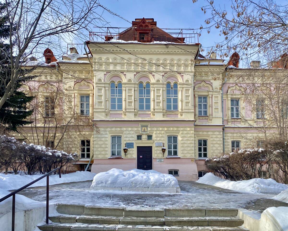 Домовая церковь Иверской иконы Божией Матери при бывшей Медведниковской больнице, Иркутск (Иркутск, город, Иркутская область). архитектурные детали, Центральная часть восточного фасада