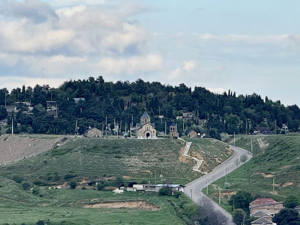 Церковь Троицы Живоначальной, Гори (Шида-Картли, Грузия). общий вид в ландшафте, Вид из крепости