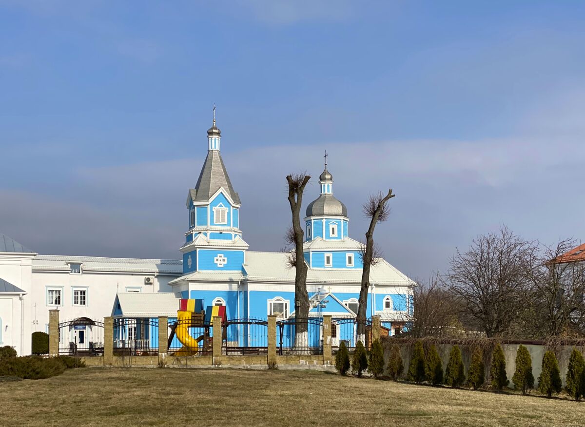 Церковь Покрова Пресвятой Богородицы, Чижевичи (Солигорский район, Беларусь, Минская область). общий вид в ландшафте, Общий вид с юга от моста через ручей