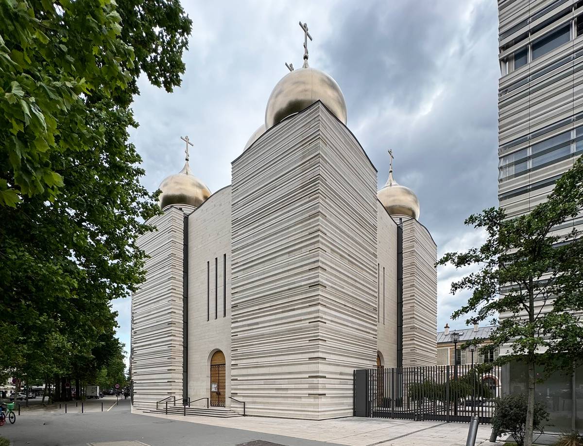 Вид с пляс де ля Резистанс, фасады. Кафедральный собор Троицы Живоначальной, Париж (Франция, Прочие страны)