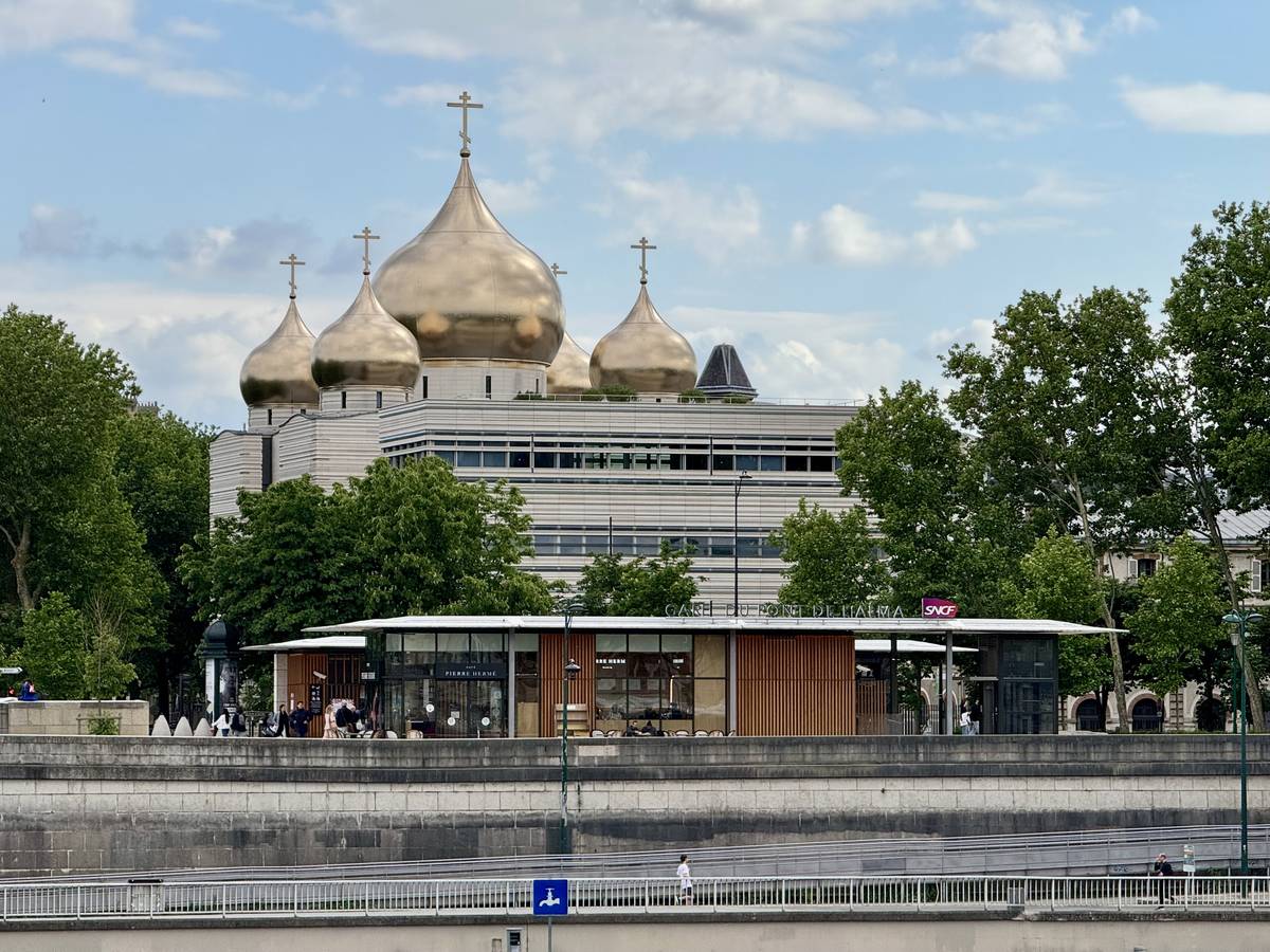 Вид через Сену, общий вид в ландшафте. Кафедральный собор Троицы Живоначальной, Париж (Франция, Прочие страны)