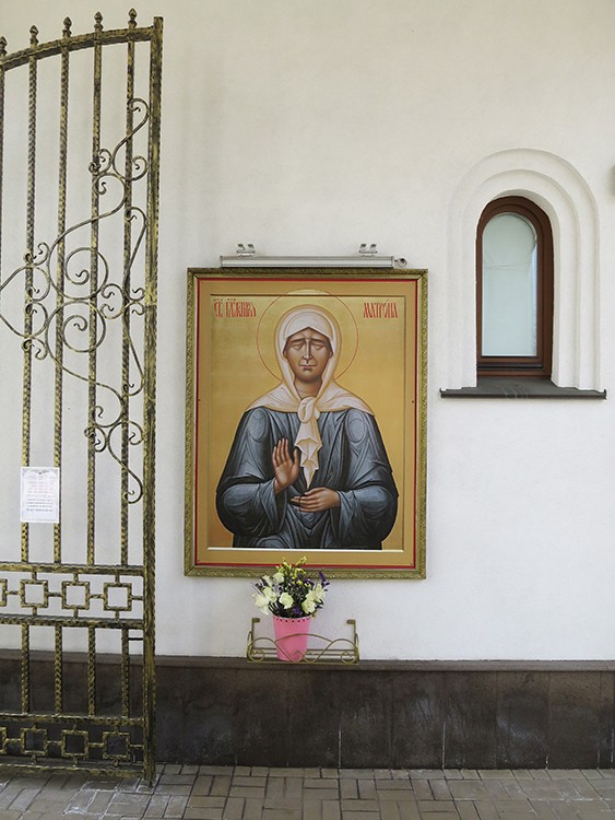 Дмитровский. Церковь Матроны Московской в Дмитровском. фасады, Образ Матроны Московской на стене сквозного прохода звонницы.