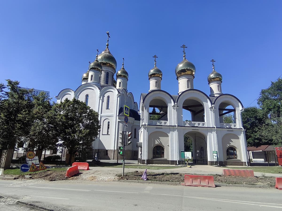 общий вид в ландшафте. Церковь Матроны Московской в Дмитровском, Дмитровский (Северный административный округ (САО), г. Москва)