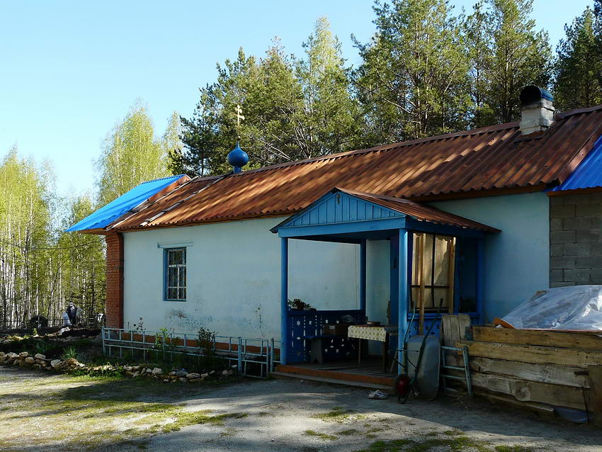 Церковь Успения Пресвятой Богородицы, Карабаш (Карабаш, город, Челябинская область). фасады, Храм оборудован в заброшенной бывшей кладбищенской сторожке