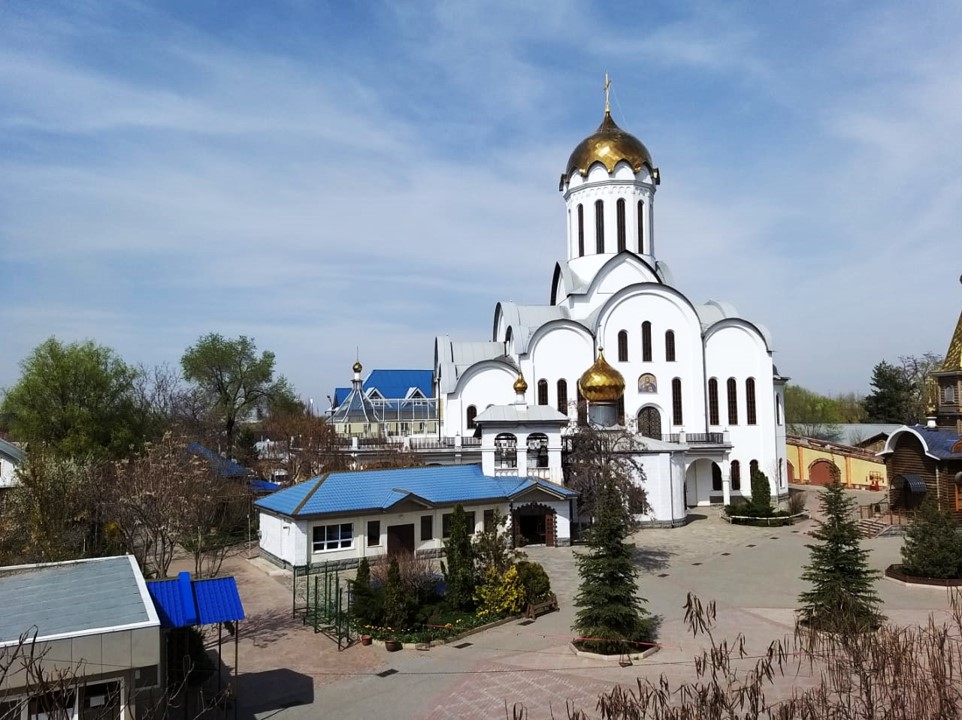 Алматы. Собор Рождества Христова в Акбулаке. общий вид в ландшафте