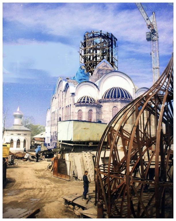 Собор Рождества Христова в Акбулаке, Алматы (Алматы, город, Казахстан). документальные фотографии, Самое масштабное строительство православного храма Казахстана тех лет.