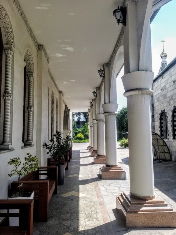 Собор Рождества Христова в Акбулаке, Алматы (Алматы, город, Казахстан). архитектурные детали, Колонада вдоль главного собора