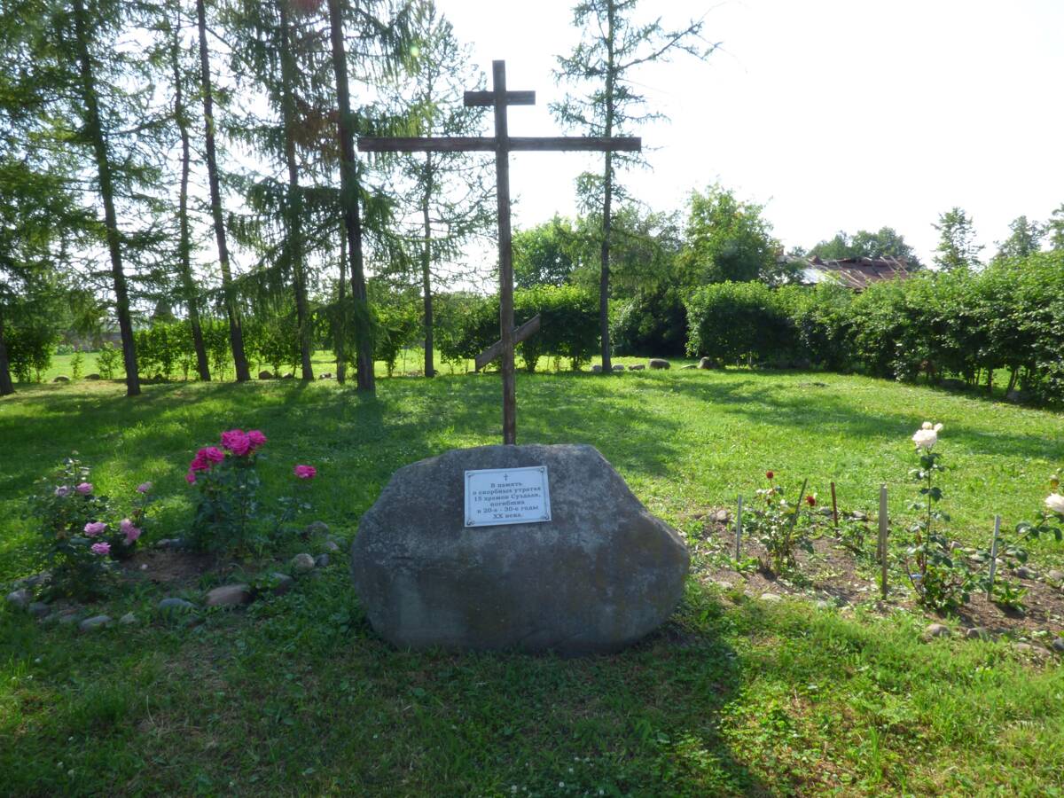 Ризположенский монастырь. Собор Троицы Живоначальной, Суздаль (Суздальский район, Владимирская область). дополнительная информация, Памятный крест на месте собора