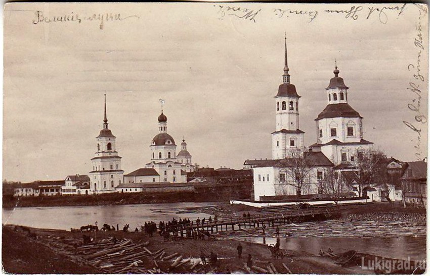 Церковь Преображения Господня, Великие Луки (Великолукский район и г. Великие Луки, Псковская область). архивная фотография, Слева - Троицкая церковь. 1900 год фото с http://lukigrad.ru/index.php/galerey01