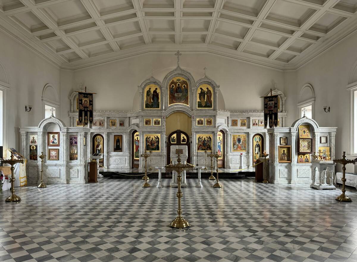 Церковь Покрова Пресвятой Богородицы, Ереван (Армения, Прочие страны). интерьер и убранство, Интерьер