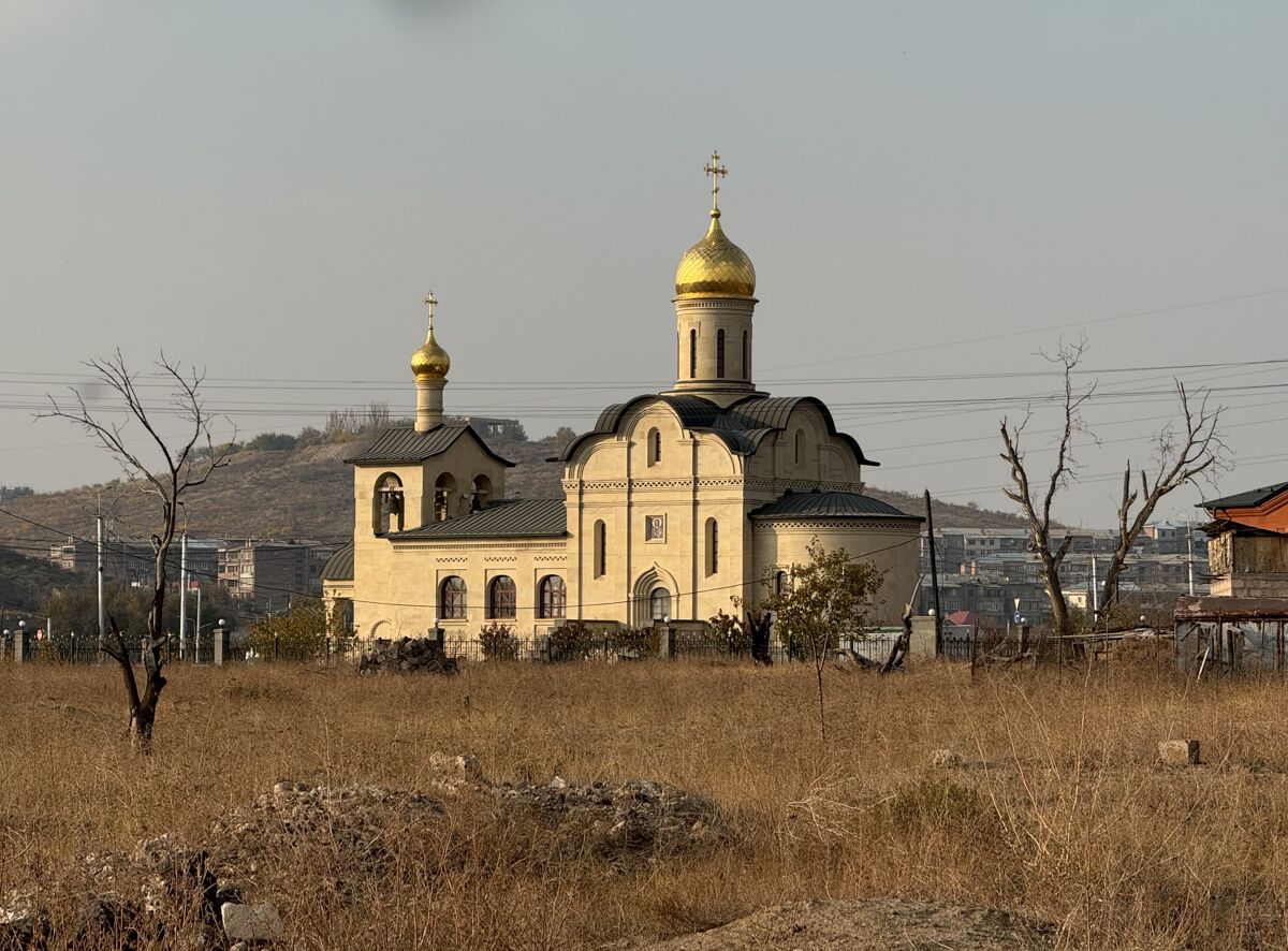 Собор Воздвижения Креста Господня, Ереван (Армения, Прочие страны). фасады, Вид с юга с дамбы