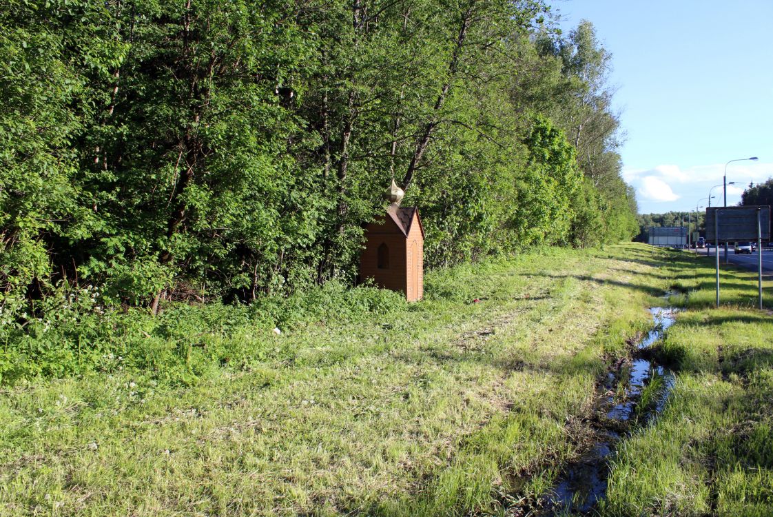 Неизвестная часовня, Трасса М8, 95-й км (Александровский район, Владимирская область). общий вид в ландшафте