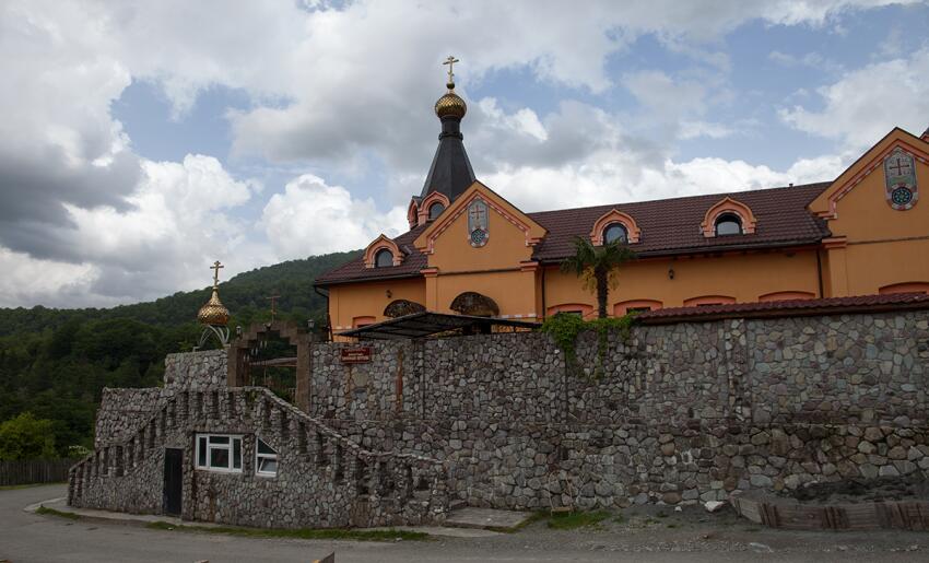 Монастырь Крестовая пустынь, Солохаул (Сочи, город, Краснодарский край). общий вид в ландшафте