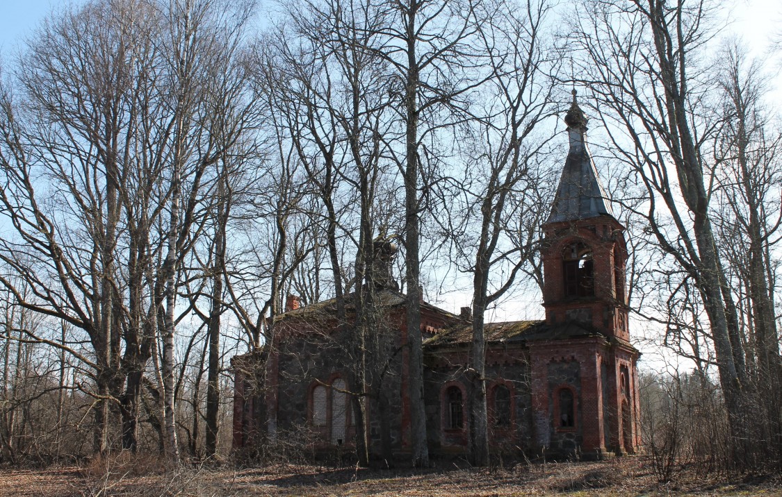 Церковь Екатерины, Суислепа (Вильяндимаа, Эстония). общий вид в ландшафте