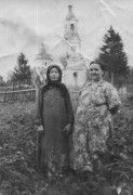 Церковь Преображения Господня, на фото местные жители на фоне храма (крыши храма уже нет после пожара)<br>, Серапиха, Чухломский район, Костромская область