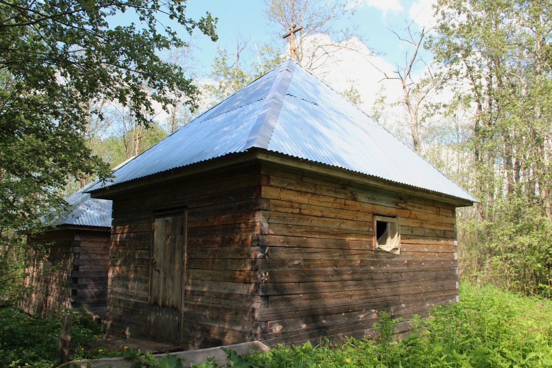 Заозерье. Часовня Царственных страстотерпцев. фасады, Святой источник 