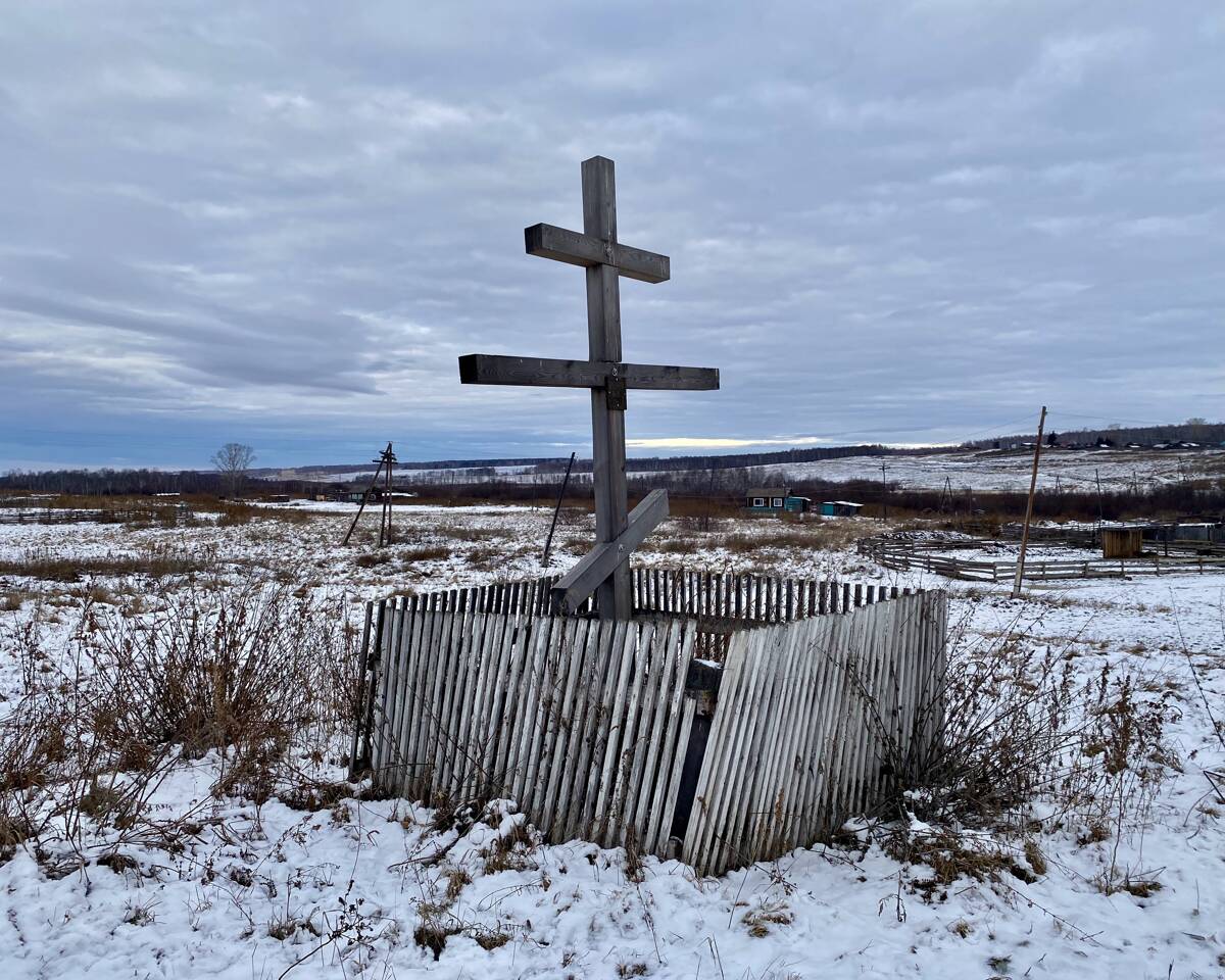 Церковь Георгия Победоносца, Устьянск (Абанский район, Красноярский край). дополнительная информация, Памятный крест с иконой Георгия Победоносца на месте церкви