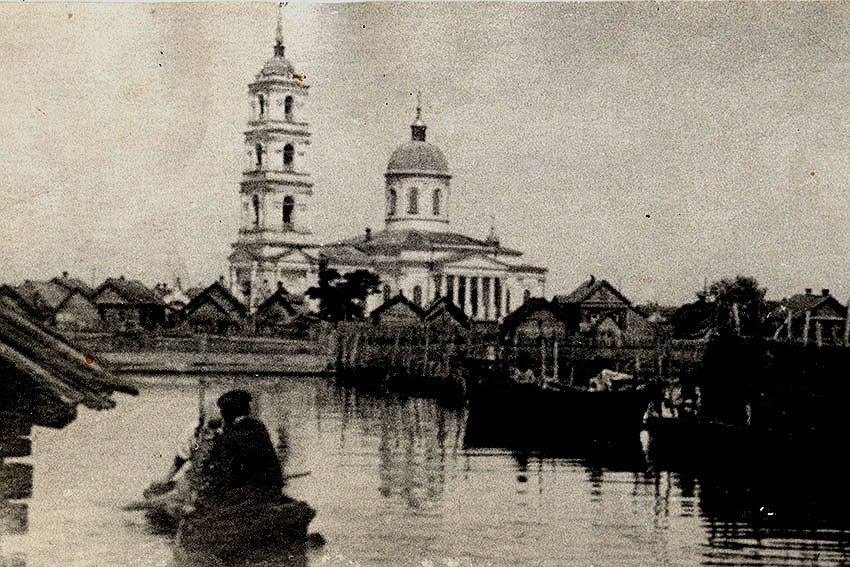 Энгельс (Покровск). Церковь Воздвижения Креста Господня. архивная фотография, фото 1926 год с сайта http://oldsaratov.ru/photo/gubernia/16129